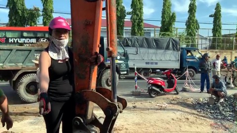 Ngăn cản thi công đường, đổ xăng lên người công an - Ảnh 1. Ngăn cản thi công đường, đổ xăng lên người công an - Ảnh 1.