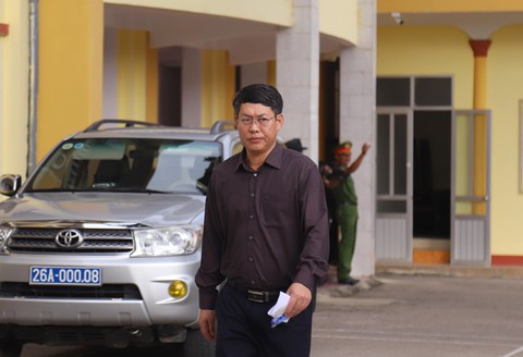 Yêu cầu dẫn giải cựu phó phòng liên quan lời khai đưa 1 tỉ nhờ nâng điểm - Ảnh 2. Yêu cầu dẫn giải cựu phó phòng liên quan lời khai đưa 1 tỉ nhờ nâng điểm - Ảnh 2.