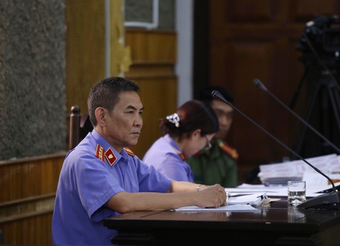 Yêu cầu dẫn giải cựu phó phòng liên quan lời khai đưa 1 tỉ nhờ nâng điểm - Ảnh 3. Yêu cầu dẫn giải cựu phó phòng liên quan lời khai đưa 1 tỉ nhờ nâng điểm - Ảnh 3.