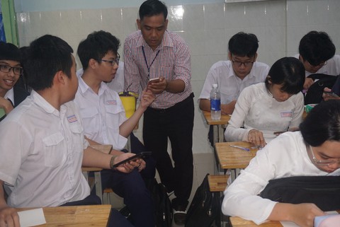 Thầy trò vừa háo hức vừa lo làm bài kiểm tra trên điện thoại - Ảnh 2. Thầy trò vừa háo hức vừa lo làm bài kiểm tra trên điện thoại - Ảnh 2.