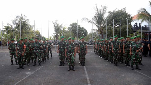 Hàng trăm cảnh sát và quân đội bảo vệ trận Indonesia - Việt Nam - Ảnh 2. Hàng trăm cảnh sát và quân đội bảo vệ trận Indonesia - Việt Nam - Ảnh 2.