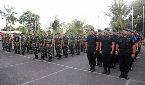 Hàng trăm cảnh sát và quân đội bảo vệ trận Indonesia - Việt Nam - Ảnh 3. Hàng trăm cảnh sát và quân đội bảo vệ trận Indonesia - Việt Nam - Ảnh 3.
