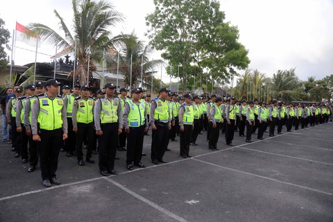 Hàng trăm cảnh sát và quân đội bảo vệ trận Indonesia - Việt Nam - Ảnh 4. Hàng trăm cảnh sát và quân đội bảo vệ trận Indonesia - Việt Nam - Ảnh 4.