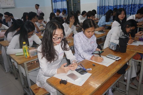 Thầy trò vừa háo hức vừa lo làm bài kiểm tra trên điện thoại - Ảnh 1. Thầy trò vừa háo hức vừa lo làm bài kiểm tra trên điện thoại - Ảnh 1.