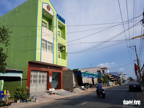 Cấm xây nhà kiên cố ven sông, trụ sở Đội quản lý thị trường lại mọc bành ki - Ảnh 1. Cấm xây nhà kiên cố ven sông, trụ sở Đội quản lý thị trường lại mọc bành ki - Ảnh 1.