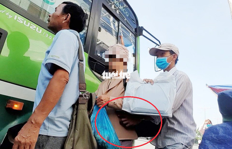 Vạch trần thủ đoạn dàn trận móc túi khách đi xe buýt trước KDL Suối Tiên - Ảnh 2. Vạch trần thủ đoạn dàn trận móc túi khách đi xe buýt trước KDL Suối Tiên - Ảnh 2.