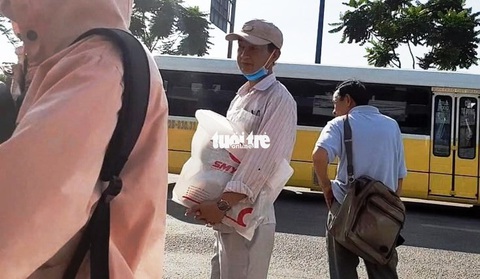 Vạch trần thủ đoạn dàn trận móc túi khách đi xe buýt trước KDL Suối Tiên - Ảnh 4. Vạch trần thủ đoạn dàn trận móc túi khách đi xe buýt trước KDL Suối Tiên - Ảnh 4.