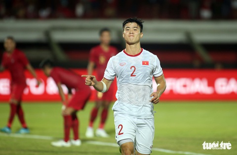 Nụ cười trẻ thơ của Duy Mạnh khi mở tỉ số cho tuyển VN - Ảnh 2. Nụ cười trẻ thơ của Duy Mạnh khi mở tỉ số cho tuyển VN - Ảnh 2.