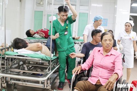 Xe tải đâm xe giường nằm, 1 người chết, hàng chục người bị thương - Ảnh 2. Xe tải đâm xe giường nằm, 1 người chết, hàng chục người bị thương - Ảnh 2.