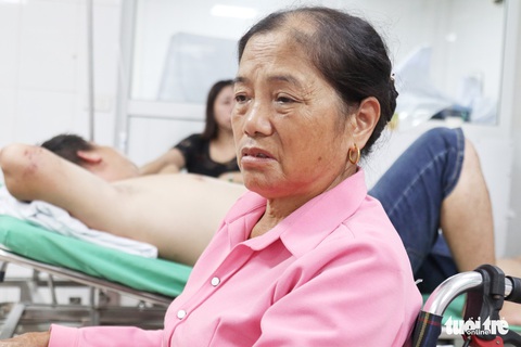 Xe tải đâm xe giường nằm, 1 người chết, hàng chục người bị thương - Ảnh 4. Xe tải đâm xe giường nằm, 1 người chết, hàng chục người bị thương - Ảnh 4.