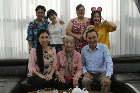 Cô giáo triệu views Cẩm Hà làm đạo diễn phim 100 tập Muôn kiểu làm dâu - Ảnh 4. Cô giáo triệu views Cẩm Hà làm đạo diễn phim 100 tập Muôn kiểu làm dâu - Ảnh 4.