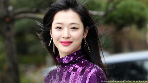 Sulli tự tử: Nạn nhân của bạo lực mạng chỉ vì sống thật? - Ảnh 1. Sulli tự tử: Nạn nhân của bạo lực mạng chỉ vì sống thật? - Ảnh 1.