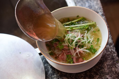 Phở sung ăn đã ngon lại còn ‘sướng’! - Ảnh 4. Phở sung ăn đã ngon lại còn ‘sướng’! - Ảnh 4.
