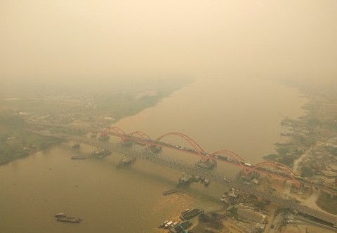 Vừa mở cửa lại, hàng loạt trường ở Indonesia lại đóng cửa vì ô nhiễm - Ảnh 1. Vừa mở cửa lại, hàng loạt trường ở Indonesia lại đóng cửa vì ô nhiễm - Ảnh 1.