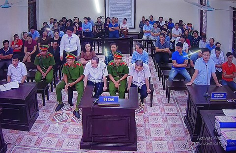 Xử vụ gian lận thi ở Hà Giang: Đánh cả xe tải chở bài thi về sửa - Ảnh 2. Xử vụ gian lận thi ở Hà Giang: Đánh cả xe tải chở bài thi về sửa - Ảnh 2.