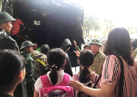 TP Vinh ngập lụt lịch sử, bộ đội đưa xe quân sự giải cứu học sinh - Ảnh 3. TP Vinh ngập lụt lịch sử, bộ đội đưa xe quân sự giải cứu học sinh - Ảnh 3.