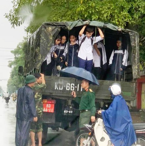 TP Vinh ngập lụt lịch sử, bộ đội đưa xe quân sự giải cứu học sinh - Ảnh 4. TP Vinh ngập lụt lịch sử, bộ đội đưa xe quân sự giải cứu học sinh - Ảnh 4.
