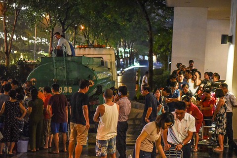 Người dân Hà Nội đội mưa hứng nước sạch - Ảnh 16. Người dân Hà Nội đội mưa hứng nước sạch - Ảnh 16.