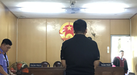 Nguyên cán bộ công an lãnh án vì giật điện thoại từ... 12 năm trước - Ảnh 1. Nguyên cán bộ công an lãnh án vì giật điện thoại từ... 12 năm trước - Ảnh 1.
