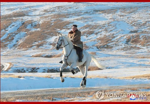 Ông Kim Jong Un cưỡi bạch mã lên núi thiêng, lên tiếng chỉ trích Mỹ - Ảnh 2. Ông Kim Jong Un cưỡi bạch mã lên núi thiêng, lên tiếng chỉ trích Mỹ - Ảnh 2.