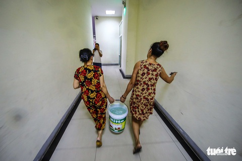 Người dân Hà Nội đội mưa hứng nước sạch - Ảnh 8. Người dân Hà Nội đội mưa hứng nước sạch - Ảnh 8.