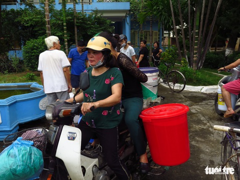 Chưa hoàn hồn vụ cháy Rạng Đông, dân Hạ Đình lại khổ vì nước - Ảnh 1. Chưa hoàn hồn vụ cháy Rạng Đông, dân Hạ Đình lại khổ vì nước - Ảnh 1.