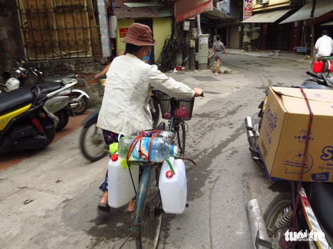 Chưa hoàn hồn vụ cháy Rạng Đông, dân Hạ Đình lại khổ vì nước - Ảnh 4. Chưa hoàn hồn vụ cháy Rạng Đông, dân Hạ Đình lại khổ vì nước - Ảnh 4.