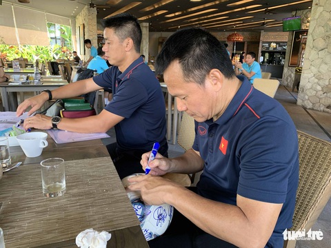 Văn Hậu, Công Phượng, Văn Lâm chia tay các đồng đội rời Bali - Ảnh 1. Văn Hậu, Công Phượng, Văn Lâm chia tay các đồng đội rời Bali - Ảnh 1.