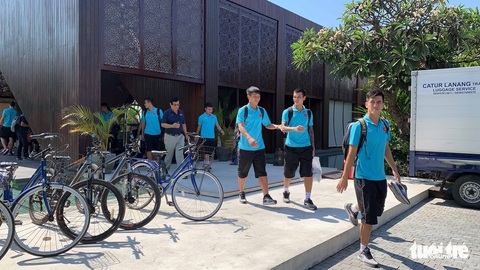 Văn Hậu, Công Phượng, Văn Lâm chia tay các đồng đội rời Bali - Ảnh 7. Văn Hậu, Công Phượng, Văn Lâm chia tay các đồng đội rời Bali - Ảnh 7.