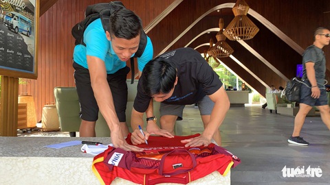 Văn Hậu, Công Phượng, Văn Lâm chia tay các đồng đội rời Bali - Ảnh 9. Văn Hậu, Công Phượng, Văn Lâm chia tay các đồng đội rời Bali - Ảnh 9.
