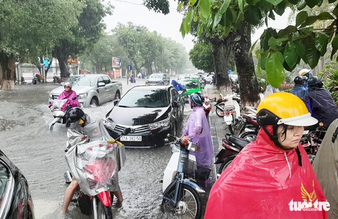 TP Vinh ngập lụt lịch sử, bộ đội đưa xe quân sự giải cứu học sinh - Ảnh 10. TP Vinh ngập lụt lịch sử, bộ đội đưa xe quân sự giải cứu học sinh - Ảnh 10.