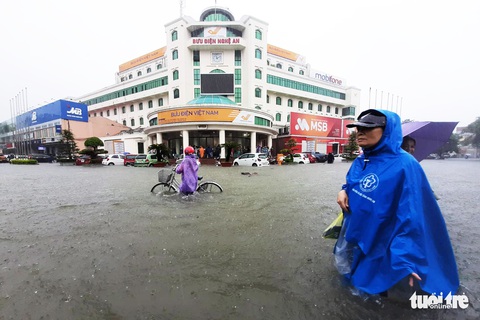 TP Vinh ngập lụt lịch sử, bộ đội đưa xe quân sự giải cứu học sinh - Ảnh 9. TP Vinh ngập lụt lịch sử, bộ đội đưa xe quân sự giải cứu học sinh - Ảnh 9.