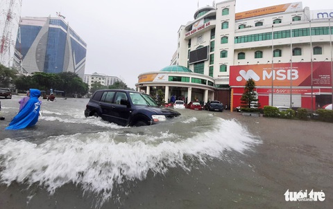 TP Vinh ngập lụt lịch sử, bộ đội đưa xe quân sự giải cứu học sinh - Ảnh 8. TP Vinh ngập lụt lịch sử, bộ đội đưa xe quân sự giải cứu học sinh - Ảnh 8.