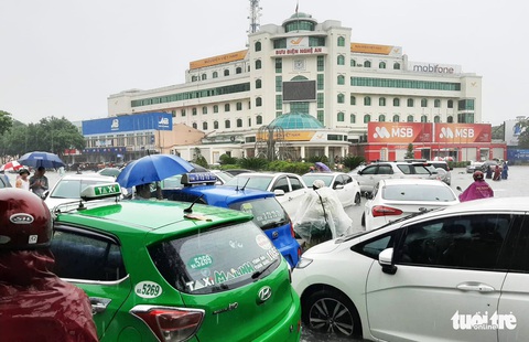 TP Vinh ngập lụt lịch sử, bộ đội đưa xe quân sự giải cứu học sinh - Ảnh 12. TP Vinh ngập lụt lịch sử, bộ đội đưa xe quân sự giải cứu học sinh - Ảnh 12.