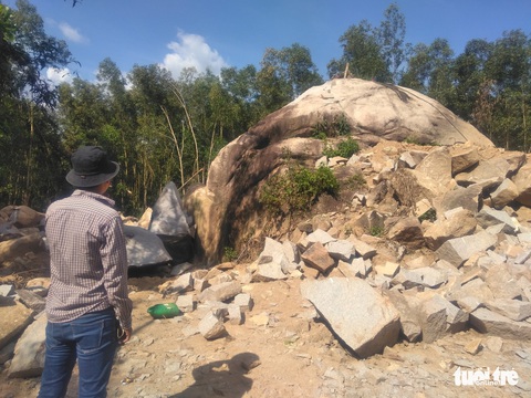 Ồ ạt khai thác đá trái phép, đường dân sinh bị phá tan hoang - Ảnh 3. Ồ ạt khai thác đá trái phép, đường dân sinh bị phá tan hoang - Ảnh 3.