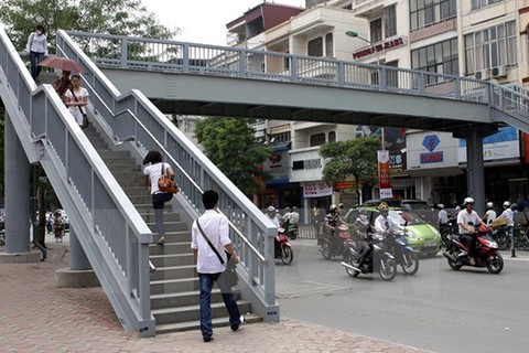Hà Nội sắp xây thêm 4 cầu vượt đi bộ và cầu qua Hồ Linh Đàm - Ảnh 1. Hà Nội sắp xây thêm 4 cầu vượt đi bộ và cầu qua Hồ Linh Đàm - Ảnh 1.