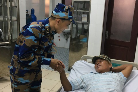 Kịp thời chuyển bệnh nhân đi cấp cứu tại Trường Sa - Ảnh 1. Kịp thời chuyển bệnh nhân đi cấp cứu tại Trường Sa - Ảnh 1.
