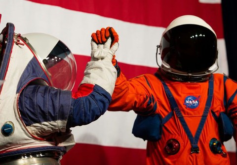 NASA công bố quần áo giúp du hành gia đi trên Mặt trăng như trên Mặt đất - Ảnh 1. NASA công bố quần áo giúp du hành gia đi trên Mặt trăng như trên Mặt đất - Ảnh 1.