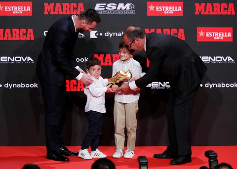 Messi lần thứ 6 đoạt Chiếc giày vàng châu Âu - Ảnh 2. Messi lần thứ 6 đoạt Chiếc giày vàng châu Âu - Ảnh 2.