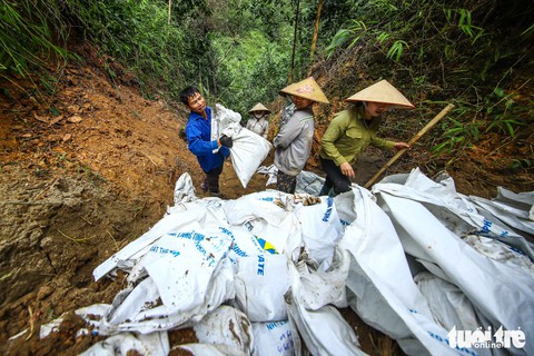 Nơi khởi nguồn sự cố nước sông Đà, mùi dầu thải vẫn xộc lên từ khe suối - Ảnh 4. Nơi khởi nguồn sự cố nước sông Đà, mùi dầu thải vẫn xộc lên từ khe suối - Ảnh 4.