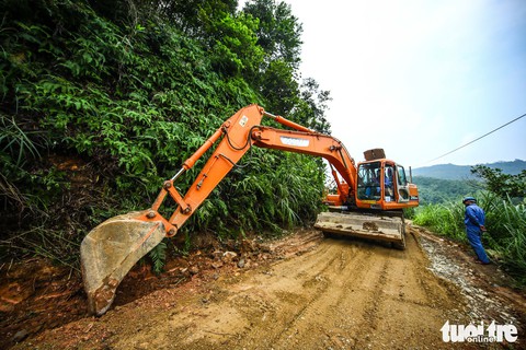 Nơi khởi nguồn sự cố nước sông Đà, mùi dầu thải vẫn xộc lên từ khe suối - Ảnh 5. Nơi khởi nguồn sự cố nước sông Đà, mùi dầu thải vẫn xộc lên từ khe suối - Ảnh 5.