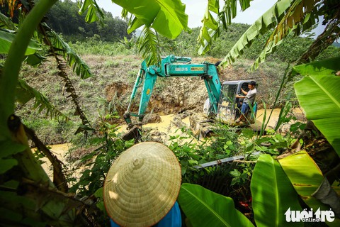 Nơi khởi nguồn sự cố nước sông Đà, mùi dầu thải vẫn xộc lên từ khe suối - Ảnh 6. Nơi khởi nguồn sự cố nước sông Đà, mùi dầu thải vẫn xộc lên từ khe suối - Ảnh 6.