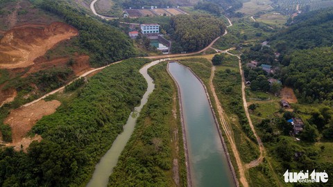 Nơi khởi nguồn sự cố nước sông Đà, mùi dầu thải vẫn xộc lên từ khe suối - Ảnh 7. Nơi khởi nguồn sự cố nước sông Đà, mùi dầu thải vẫn xộc lên từ khe suối - Ảnh 7.