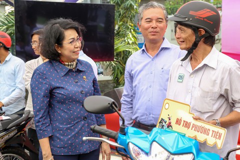 Tặng kinh phí xây nhà, hỗ trợ xe gắn máy cho hộ nghèo TP.HCM - Ảnh 2. Tặng kinh phí xây nhà, hỗ trợ xe gắn máy cho hộ nghèo TP.HCM - Ảnh 2.