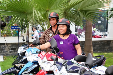 Tặng kinh phí xây nhà, hỗ trợ xe gắn máy cho hộ nghèo TP.HCM - Ảnh 3. Tặng kinh phí xây nhà, hỗ trợ xe gắn máy cho hộ nghèo TP.HCM - Ảnh 3.