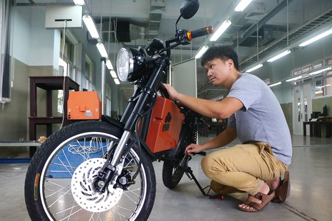 Chàng thạc sĩ chế tạo xe điện công suất ngang xe máy - Ảnh 1. Chàng thạc sĩ chế tạo xe điện công suất ngang xe máy - Ảnh 1.
