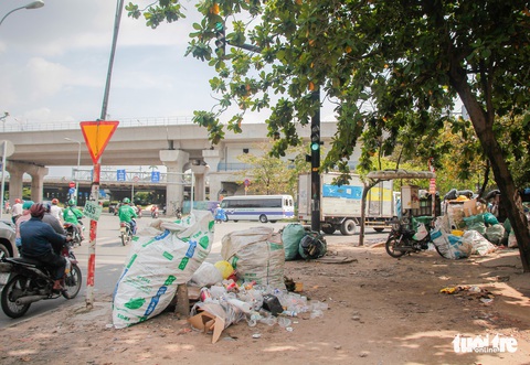 Ngộp thở với các bãi rác kinh dị giữa đường phố Sài Gòn - Ảnh 3. Ngộp thở với các bãi rác kinh dị giữa đường phố Sài Gòn - Ảnh 3.