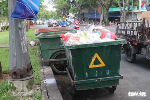 Ngộp thở với các bãi rác kinh dị giữa đường phố Sài Gòn - Ảnh 4. Ngộp thở với các bãi rác kinh dị giữa đường phố Sài Gòn - Ảnh 4.