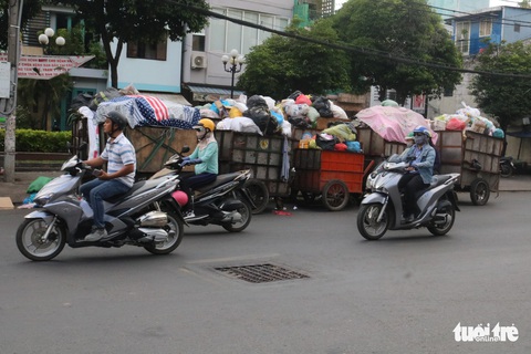 Ngộp thở với các bãi rác kinh dị giữa đường phố Sài Gòn - Ảnh 7. Ngộp thở với các bãi rác kinh dị giữa đường phố Sài Gòn - Ảnh 7.