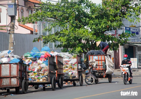 Ngộp thở với các bãi rác kinh dị giữa đường phố Sài Gòn - Ảnh 8. Ngộp thở với các bãi rác kinh dị giữa đường phố Sài Gòn - Ảnh 8.